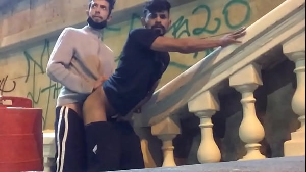 Fudendo O Novinho Dotado Ao Ar Livre thumbnail