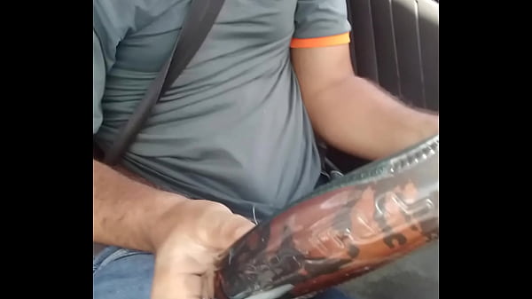 Masturbando com o meu amigo aqui no escrit&oacute;rio 