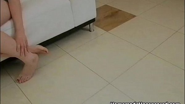 Nonton Two Blond Sharing A Pink Toy thumbnail