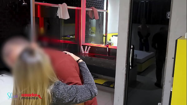 Com roupas de Santa, fui para a putaria com o marido corno