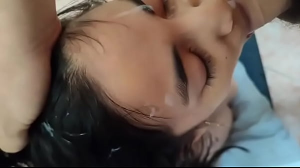 Me corro en_su cara_y no para de gemir