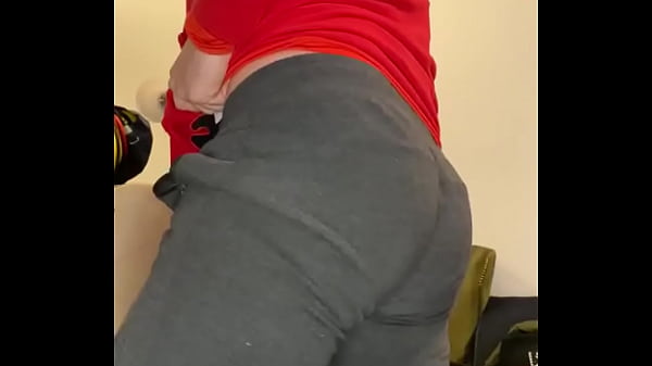 V&iacute_deo de verificaci&oacute_n de un joven atractivo