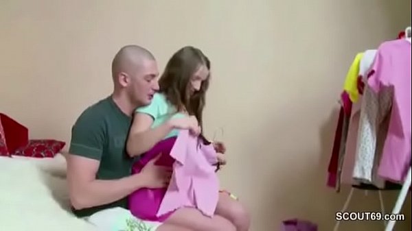 Play MP4 - Bruder Nutzt die Chance und fickt die Kleine Stief-Schwester