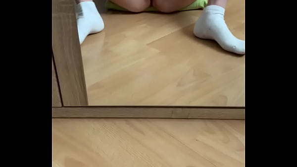 Play MP4 - Quick pee on floor