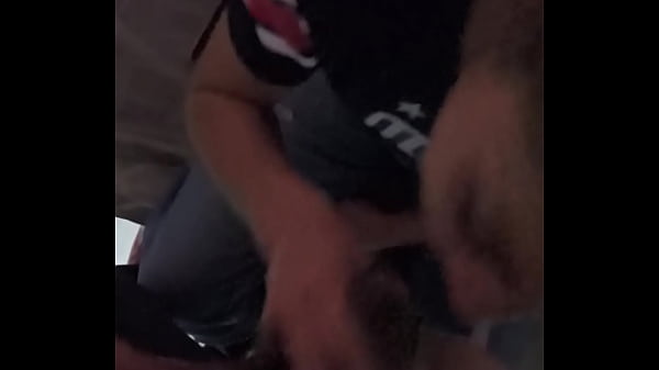 La flaquita otravez mamando