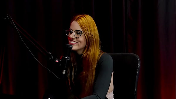 A internet está fodendo o meio liberal estão trazendo a modinha do_menage feminino_e a surtada que_deu Bella Ruiva_WATCH ONSHEER RED