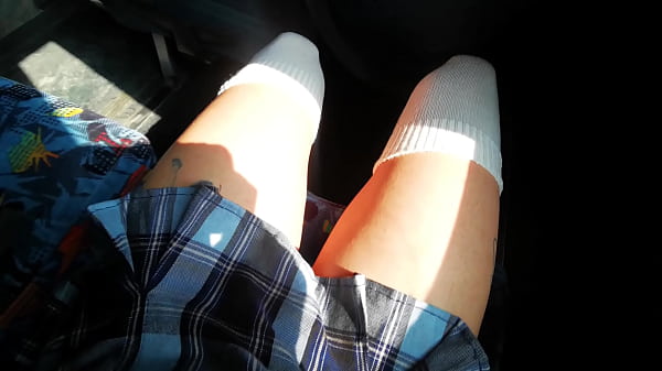 Colegiala mostrando las bragas en el autobus 