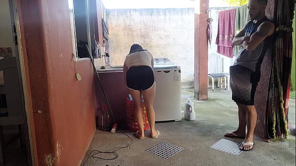 Minha esposa saiu e a empregada n&atilde;o resistiu meu pau ereto 