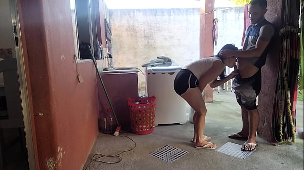 Minha esposa saiu e a empregada n&atilde;o resistiu meu pau ereto 