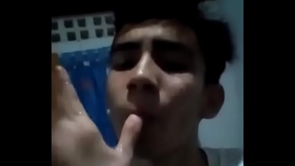 Tetona se masturba hasta que se hace hombre