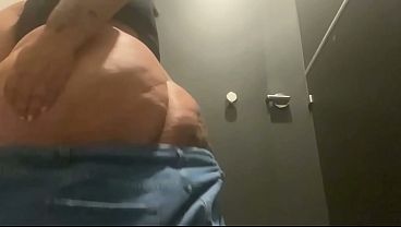 Bbw safada coloca Plug Anal no Banheiro do Aeroporto - Mary Jhuana 