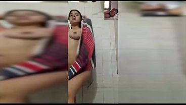 Les muestro como me masturbo en la ducha mientras me bañ_o