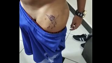 Cliente gemendo de dor mas o pau pulsava forte no short sem cueca Cliente gemendo de dor mas o pau pulsava forte no short sem cueca