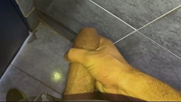 Punheta bem gostosa do corno no banheiro 