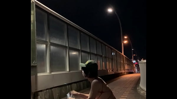 女装子まゆちゃんが橋の脇で緊縛コスで全裸大股開き露出自撮り 