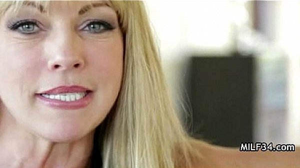 Nonton Incredibly Hot Cougar Hardcore Pussy Pounding thumbnail