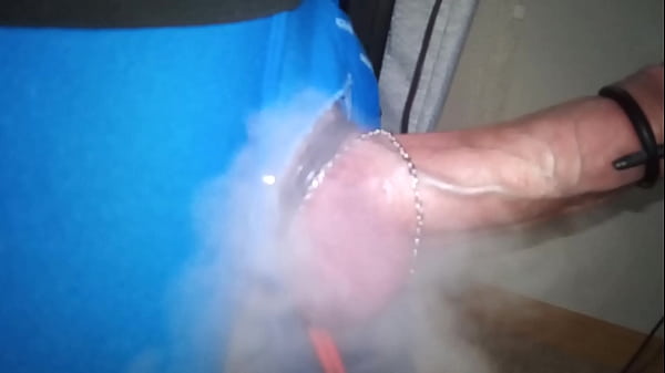 kouřen&iacute_ poř&aacute_dně tvrd&eacute_ho penisu vystrčen&eacute_ho z elastick&yacute_ch kalhot a zapojen&eacute_ho na elektrice a řetězech