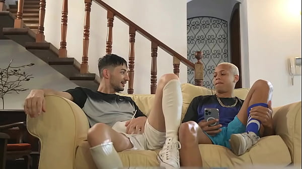 Depois Da Pelada, Levei O Atacante Pra Casa Pra Fazermos Uma Putaria. thumbnail