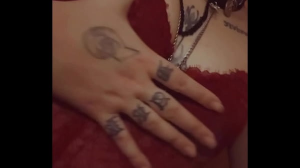 Je me caresse l&eacute;g&egrave;rement dans mon string et corset 