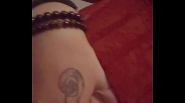 Je me caresse l&eacute;g&egrave;rement dans mon string et corset