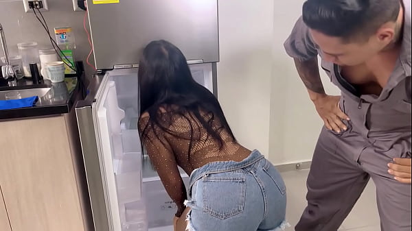 I Convince The Electrician To Fuck Me Really Good Before He Leaves - Dilan Clavijo And Camila Henao thumbnail