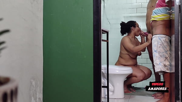 Sexo grupal no banheiro 