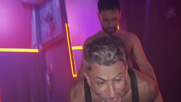 Play MP4 - Amigos macetou o coroa com uma DP gostosa