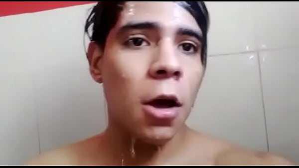 CHICO GAY CALIENTE SE BA&Ntilde;A EN PLENA CLASE Y SE COJE A LA PROFESORA 