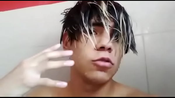 Chico Gay Caliente Se Ba&ntilde;a En Plena Clase Y Se Coje A La Profesora thumbnail