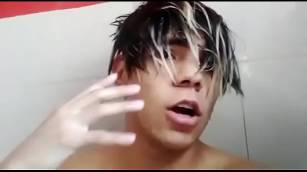 HOMBRE GAY CALIENTE SE HECHA UNA DUCHA EN CLASE