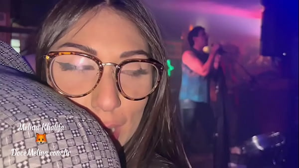 Play MP4 - Mel Khalifa vai quase pelada pra balada e chama aten&ccedil;&atilde;o de todos&excl;