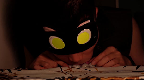 Play MP4 - Boy's throat gets knotted by werewolf dildo