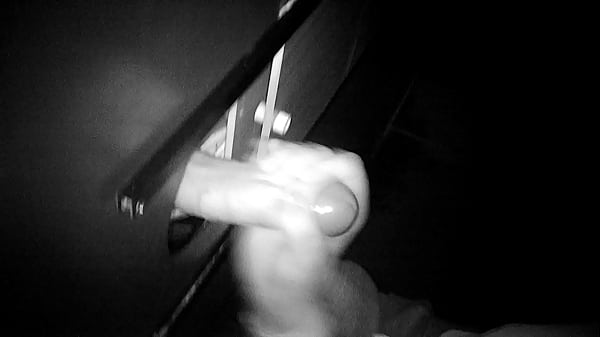 Punheta Parae Stranho No Glory Hole thumbnail