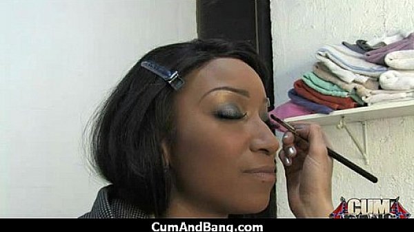 Nonton Ebony Slut Blows A Group Of Horny Dudes 20 thumbnail