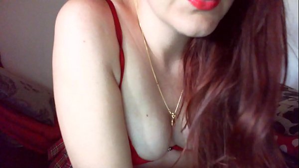 Ipnotizzato e soggiogato da una_splendida dominatrice italiana_dai lunghi capelli rossi