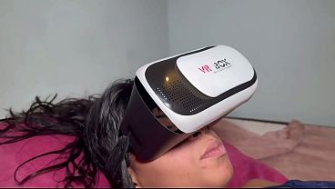 Nonton Mam&atilde;e E Papai T&atilde;o Excitados Pela Entiada Que Est&aacute; Tocando Siririca Enquanto Assiste Filme Seu &oacute;culos Virtual Pai E M&atilde;e Faz Sexo Encima Dela Gr&aacute;tis Veja Completo No Red thumbnail
