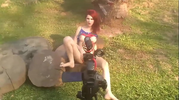 Atr&aacute;s das cameras 