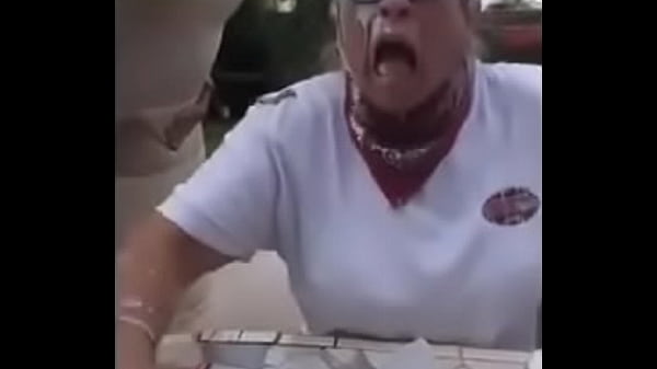 Play MP4 - La peque&ntilde;a broma a la se&ntilde;ora por chorrear en la cara por el nepe gigante