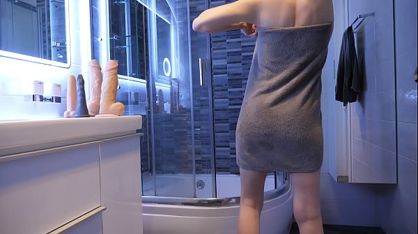 the guy saw how the milf was washing and hid in the closet. Hot whore really liked his dick 