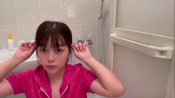 Nonton 【素人女子大生のオナニー】チンカスがついてるイカ臭いおちんちんが好きです。舐めてみたい... thumbnail