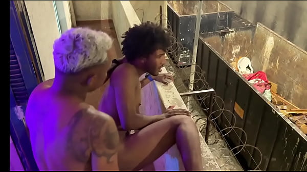 Fudendo gostoso o venezuelano na sacado do pr&eacute;dio, enquanto pessoas observavam eu meter 4 leitadas no rab&atilde;o gosto do puto. 