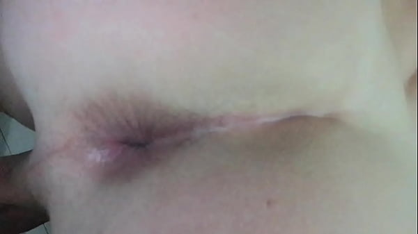 Culo perfecto de joven experimentando con su colita rosa 