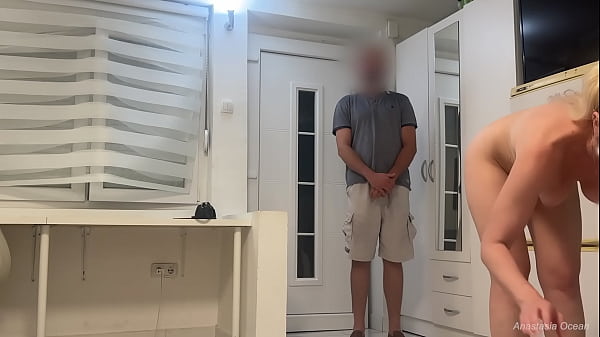 I met delivery guy_naked Hedid notwant togo away