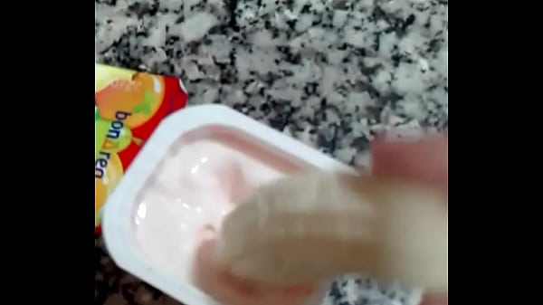 Banana muy caliente v. a un pobre peque&ntilde_o yogurt virgen
