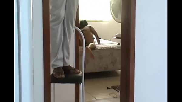 Play MP4 - Mulher do Corno se Exibindo sem calcinha para o Eletricista