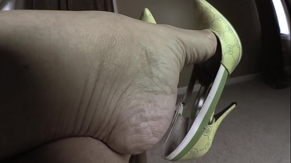 My pump dangling will get you horny 