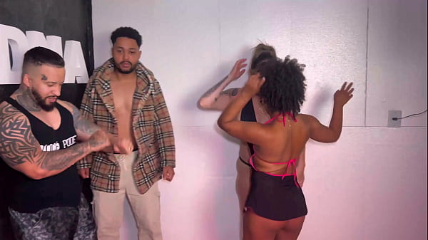 Nonton Fomos Em Uma Bala E Acabamos Fazendo Uma Troca De Casais Ali Mesmo Em Publico ! Foi Uma Foda Gostosa As Duas A Buceta Molhada As Pessoas Vendo Nos Foder Gostoso ! thumbnail