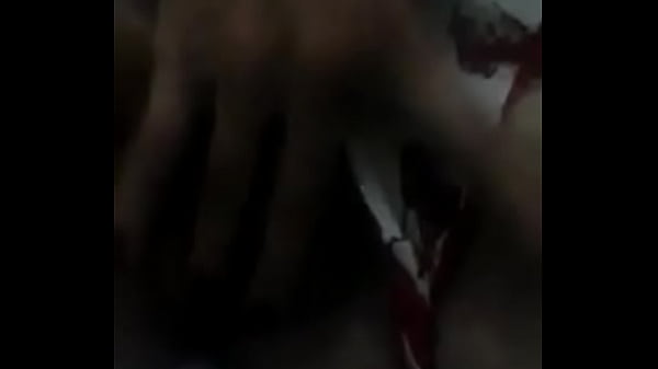 Daniely com dedinho na buceta 