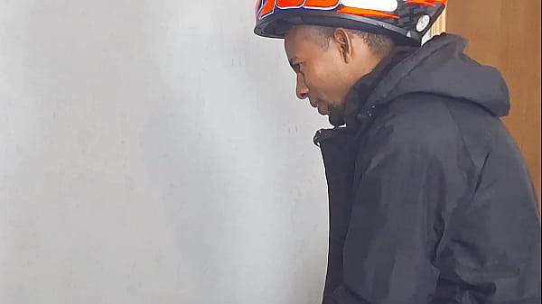 Gostosa deixa toalha cair ao receber entregador de delivery e ganhou de gorjeta o bund&atilde;o da safada kah fox 