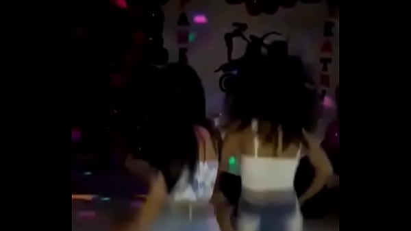 Fico de quatro e o bumbum mexendo 